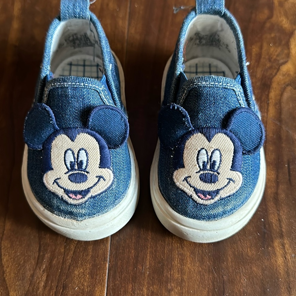 Mickey Mouse shoes size 6-12 months